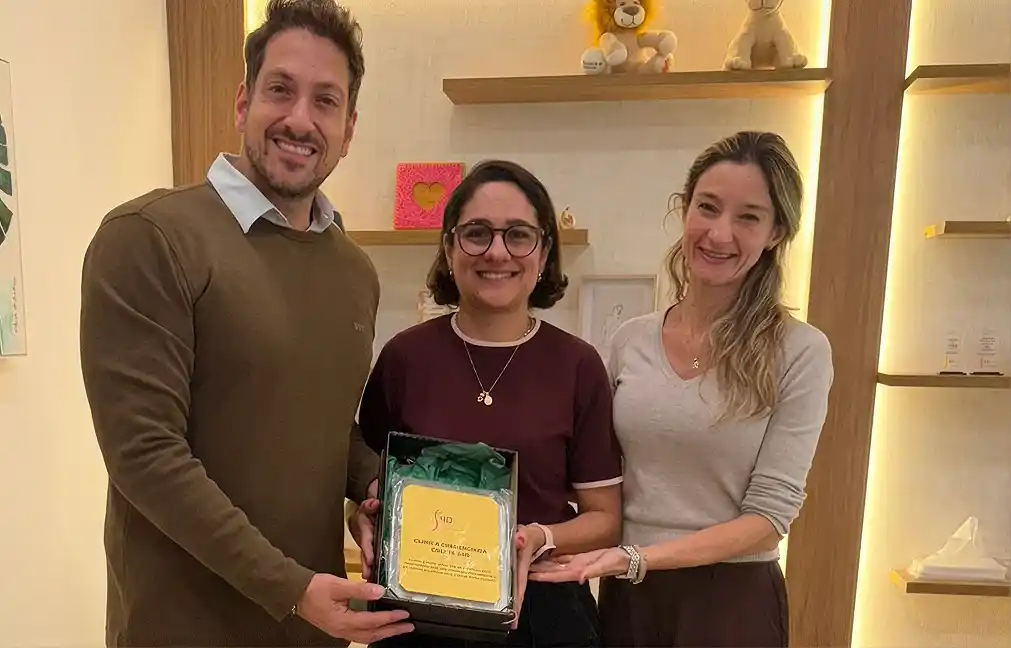 Foto da dra. Julia com os responsaveis por Escoliose Brasil 