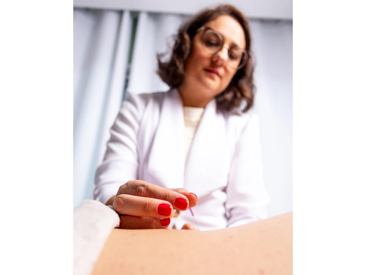 Aplicando agulha de Acupuntura