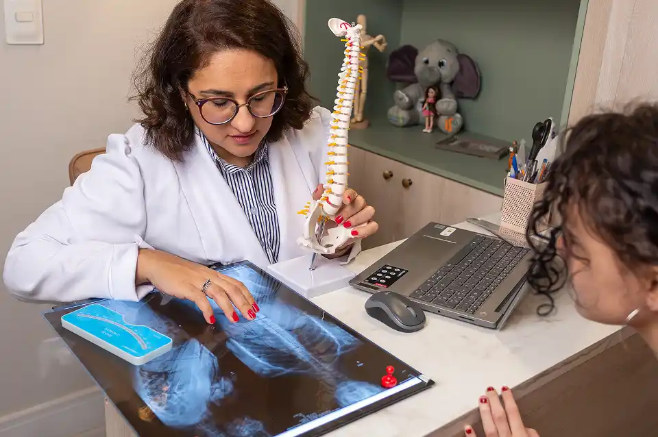 Alunos contentes se alogando após uma aula de Pilates 
