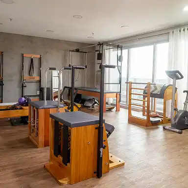 Studio de Pilates com equipamento